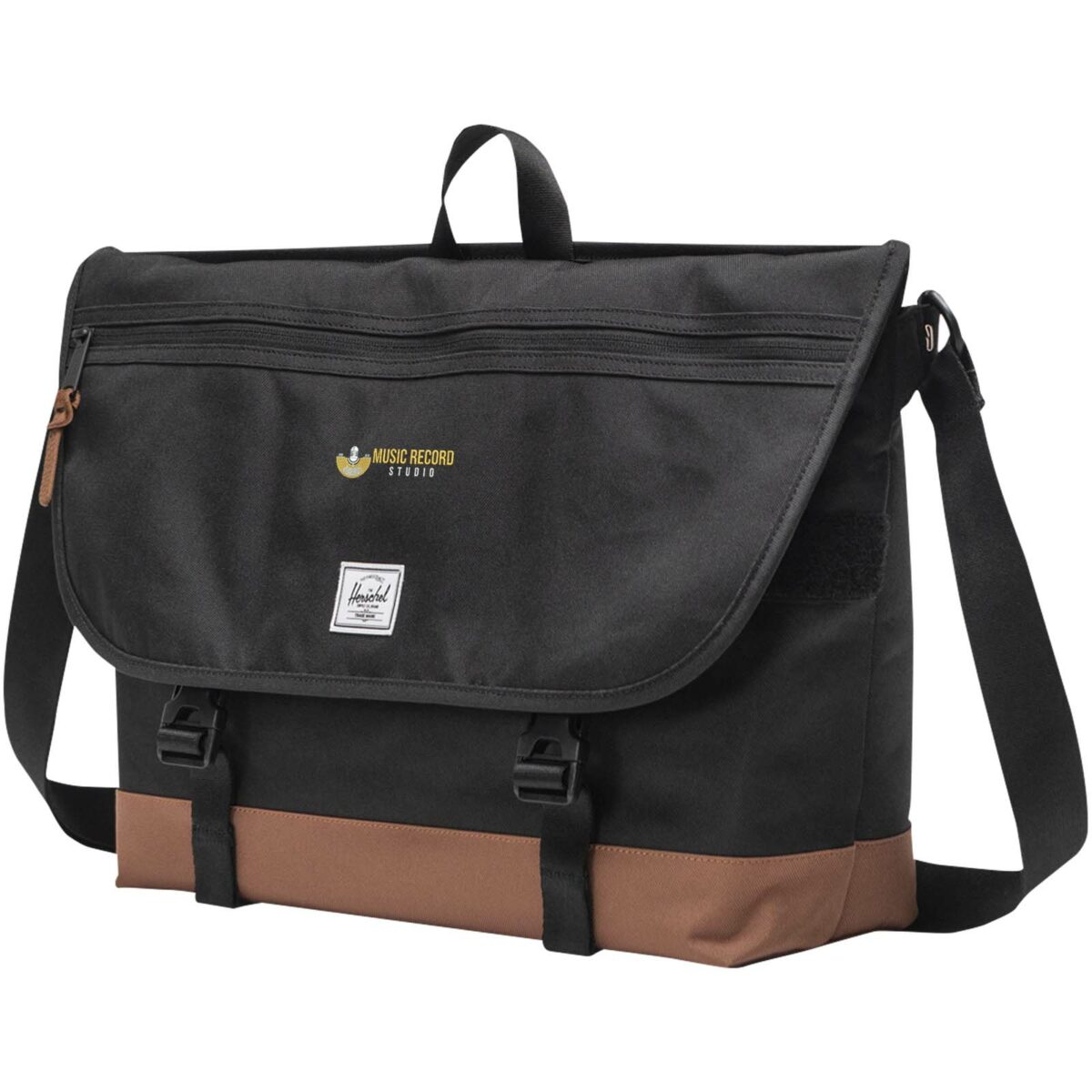 Herschel Cove recycled messenger bag 22.5L – Solid black with logo