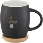 Hearth 400 ml ceramic mug with wooden coaster – Solid black with logo