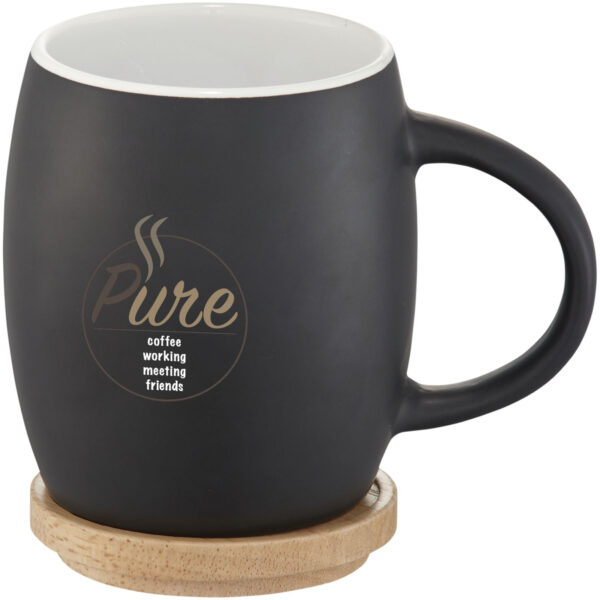 Hearth 400 ml ceramic mug with wooden coaster – Solid black with logo